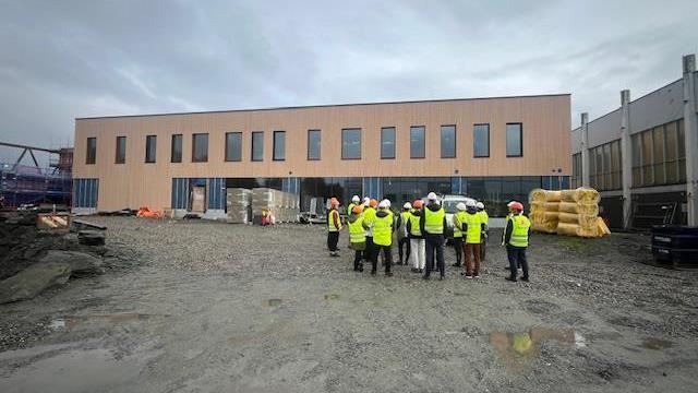 Lenke til artikkel: Formannskapet på omvisning på nye Haraldsvang skole