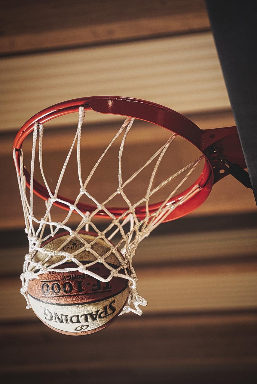 Bilde av basketball i en kurv. - Klikk for stort bilde