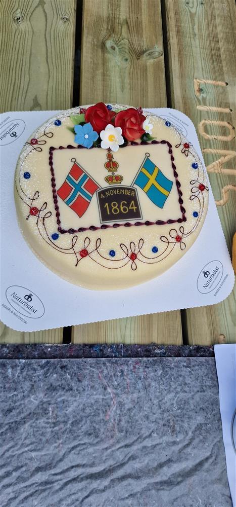 Kake med norsk og svensk flagg på.  - Klikk for stort bilde