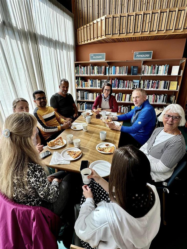 Mennesker samlet for språktrening - Klikk for stort bilde