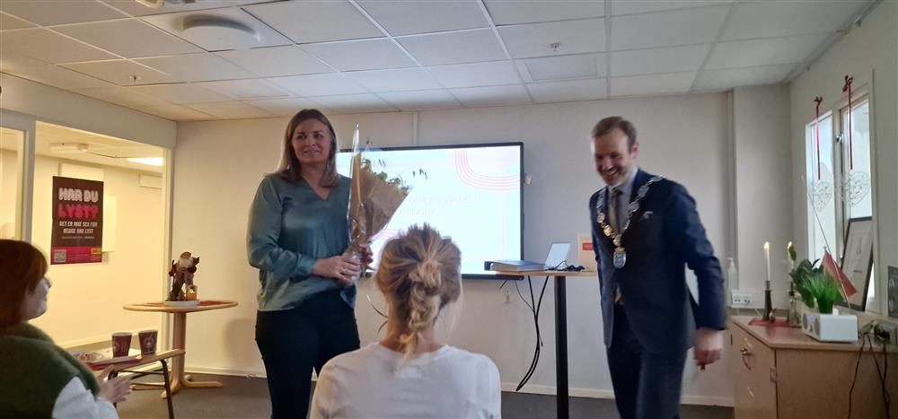 Blomster til Helsestasjon for ungdom som leder Jorunn Blø Fjell tok imot. - Klikk for stort bilde