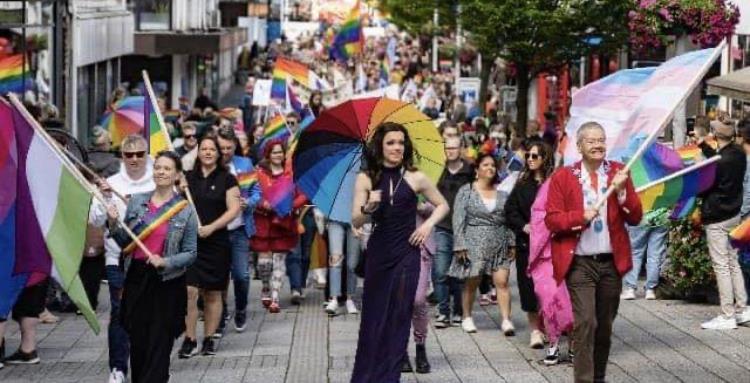 Bilde av Pride-paraden i Haugesund i 2022. - Klikk for stort bilde