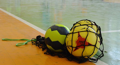 Illustrasjonsfot av baller i en idrettshall - Klikk for stort bilde