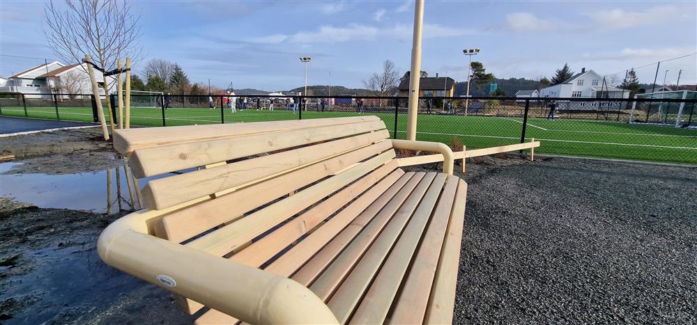 Nye benker på Håvåsen skole - Klikk for stort bilde
