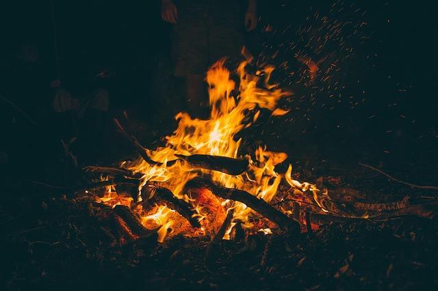 Et bilde som viser et brennende bål med flammer. - Klikk for stort bilde