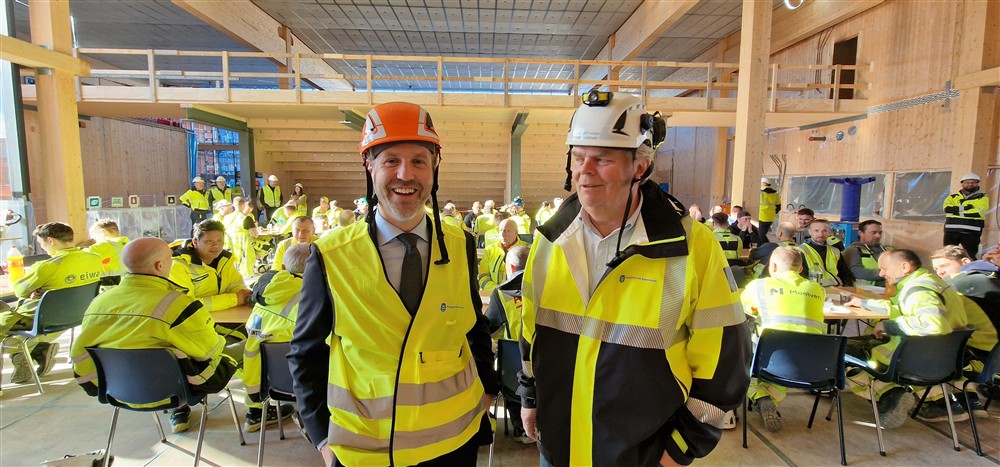 Bilde av ordfører Nils Konrad Bua og prosjektleder for Haraldsvang-prosjektet Karl Eilerås.  - Klikk for stort bilde