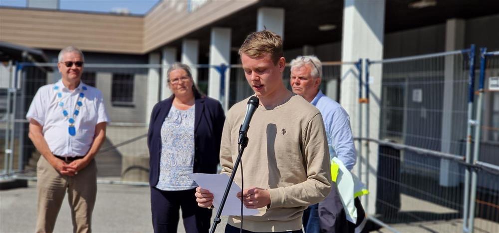 Første spadestikk-arrangement Haraldsvang skole - Klikk for stort bilde