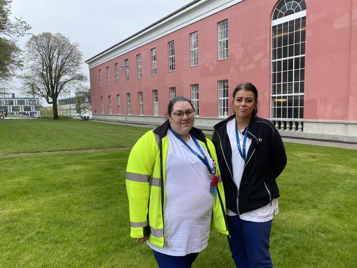 Bilde av Anette Stead Lie og Marthe Hanstvedt som jobber fulltid som helsefagarbeidere i Haugesund kommune. - Klikk for stort bilde