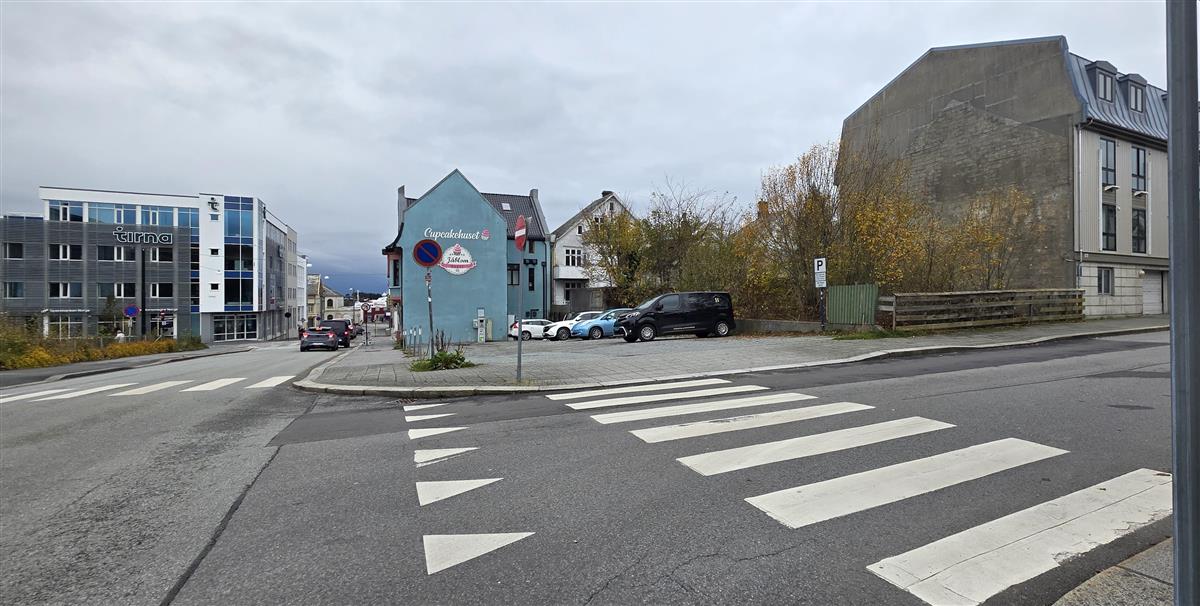 Kolbeinshaugen. Bilde av tomten som består av fire eiendommer. I dag er deler av eiendommen brukt som parkeringsplass. - Klikk for stort bilde