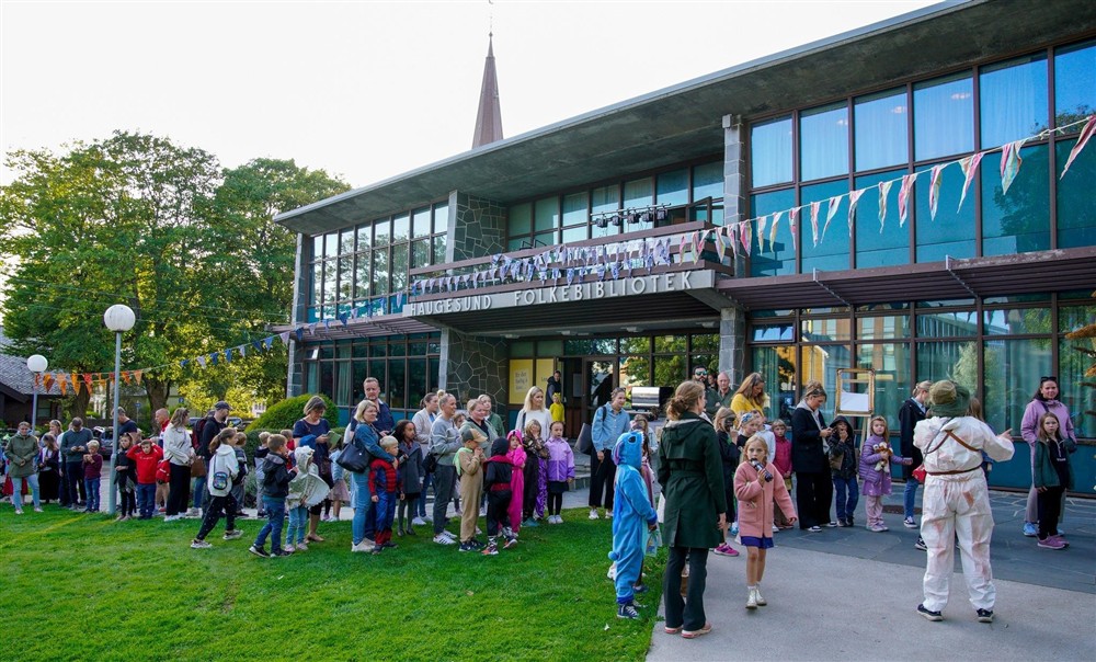 Arrangementer og mennesker samlet i biblioteksparken - Klikk for stort bilde