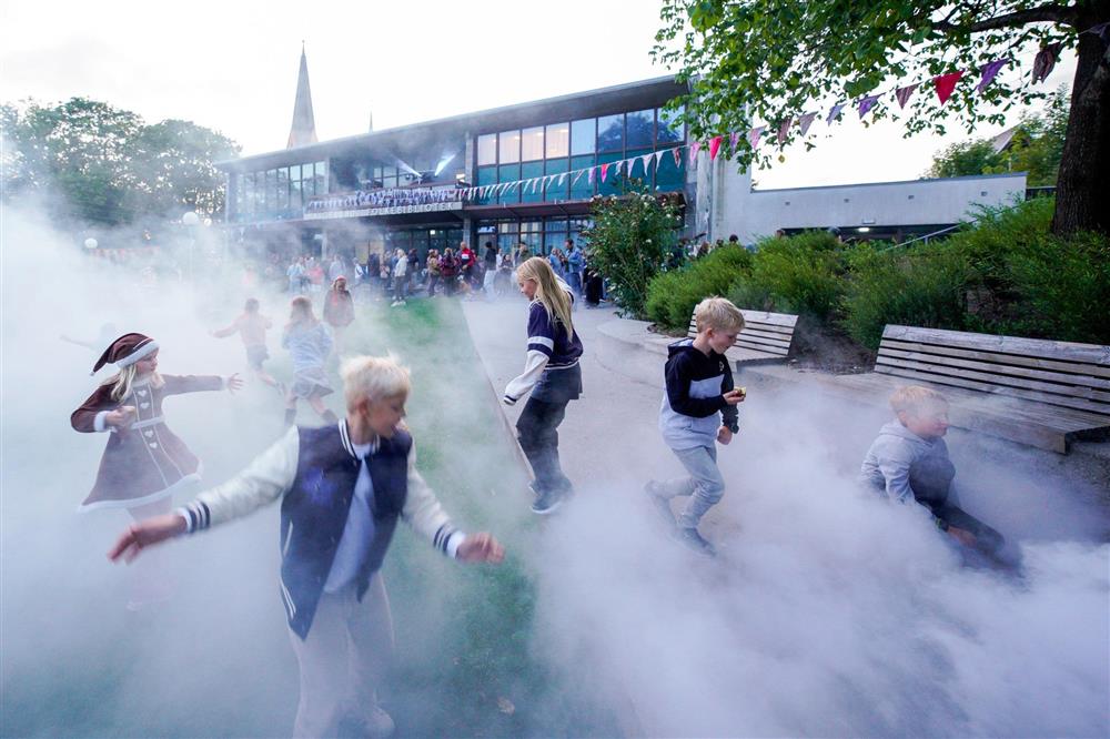 Arrangementer og mennesker samlet i biblioteksparken - Klikk for stort bilde