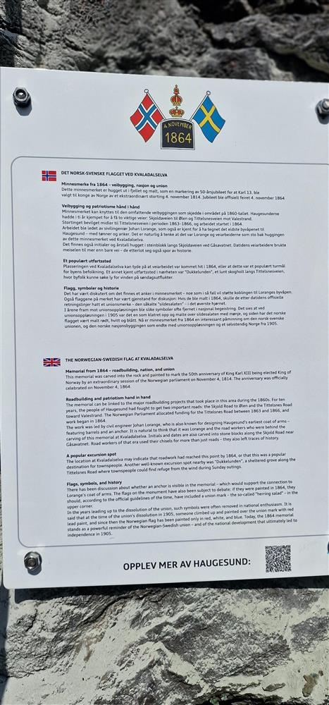 Skilt ved minnesmerke. - Klikk for stort bilde